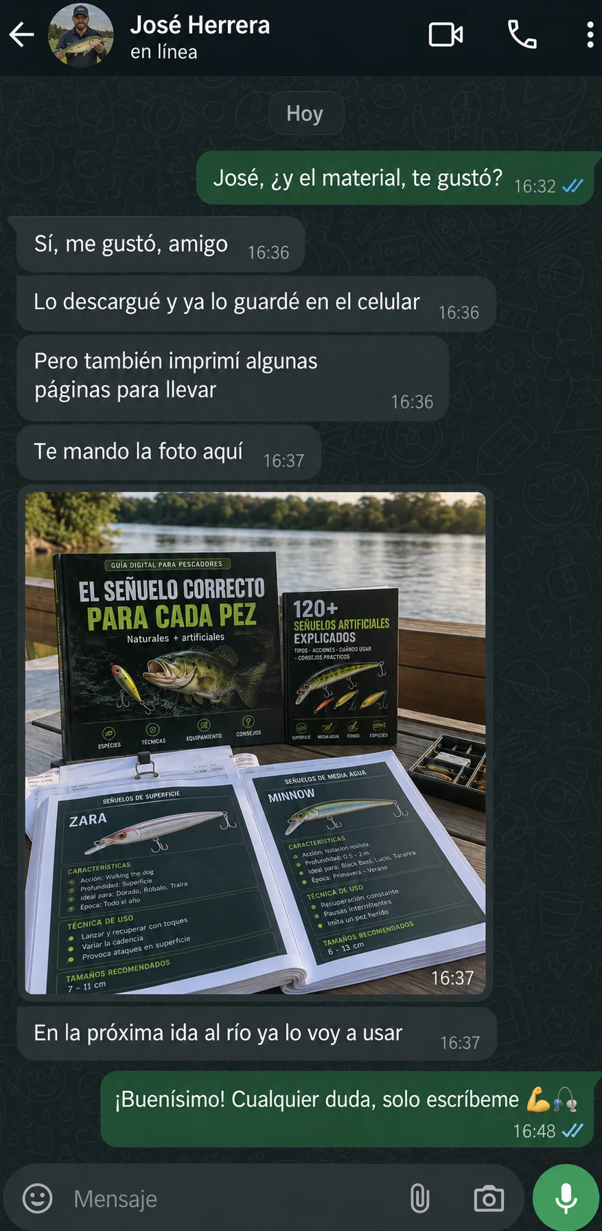 Testimonio de pescador con la guía en su teléfono